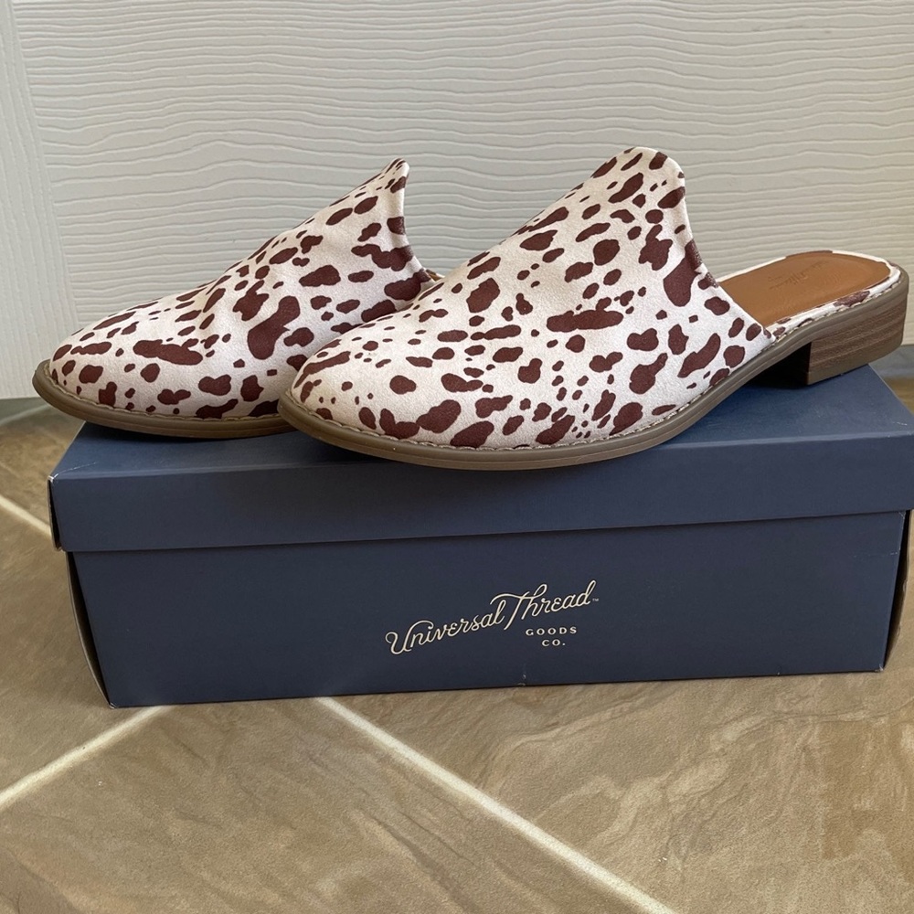 BRAND NEW Women's Maura Cow Print
Mules - Universal Thread™ Light